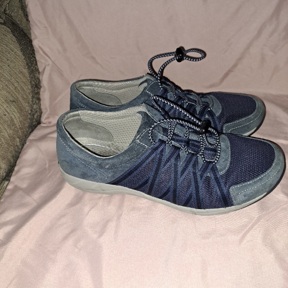 Shoes - Picture 4 of 8